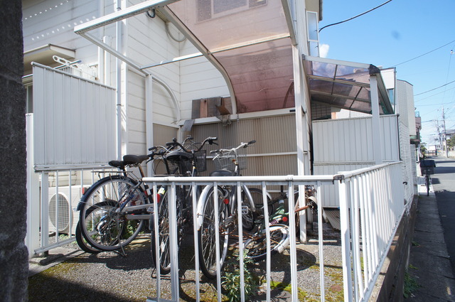 その他共有部分　雨の日でも安心して止められる屋根付の駐輪場です☆