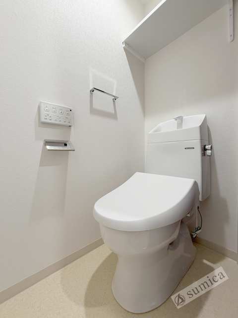 トイレ　人気アイテムの温水洗浄便座。清潔感のあるトイレです。
