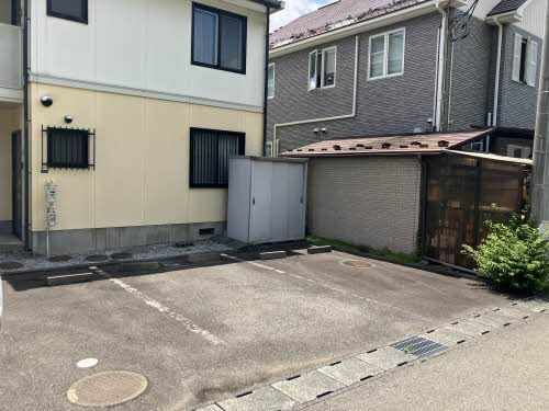 建物外観　駐車場