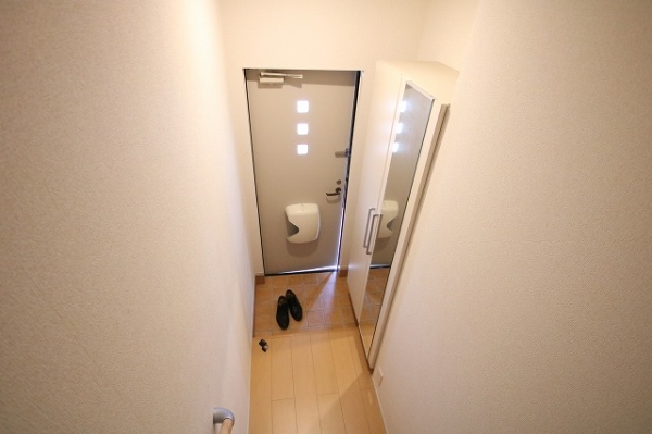 玄関　シューズボックスに鏡がついており、外出前の最終チェックも◎