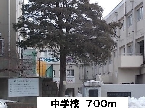 中学校　荻野中学校（中学校）まで700m