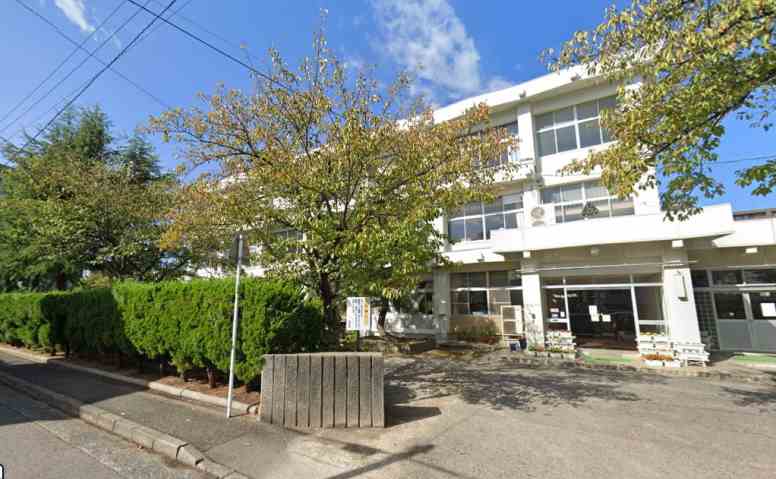 小学校　明徳小学校（小学校）まで483m