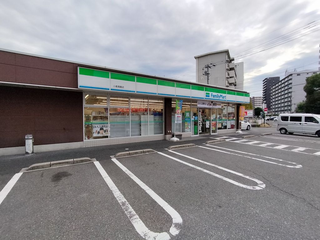 コンビニ　ファミリーマート 小倉真鶴店（コンビニ）まで720m