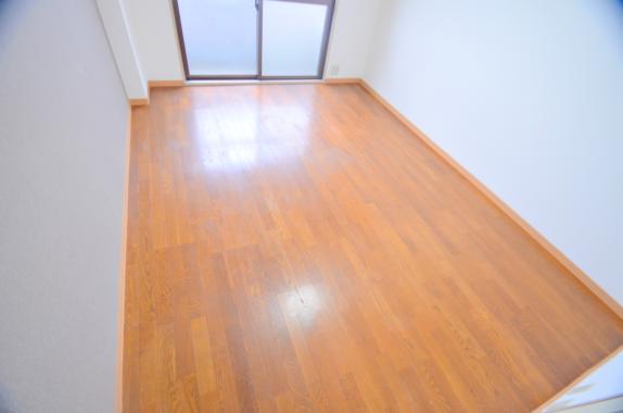 居室・リビング　朝には心地よい光が差し込む、このお部屋でお休みください。