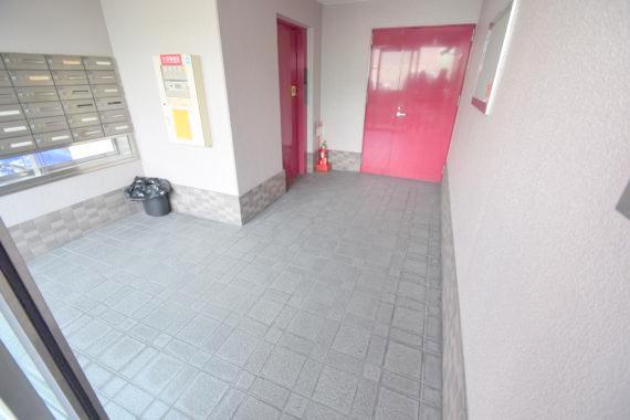 エントランス　オシャレなエントランスは安心のオートロック付きです。