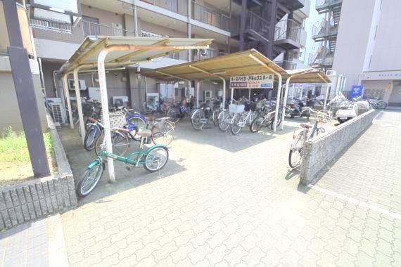 駐車場　敷地内には入居者専用の駐輪スペースもあります。