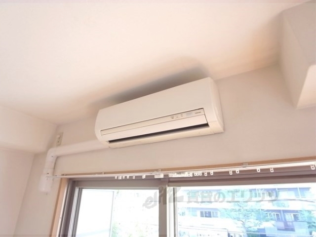 その他設備　高めの位置にあるエアコン