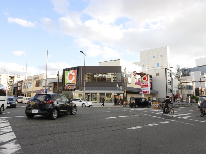 スーパー　デイリーカナートイズミヤ花園店（スーパー）まで379m