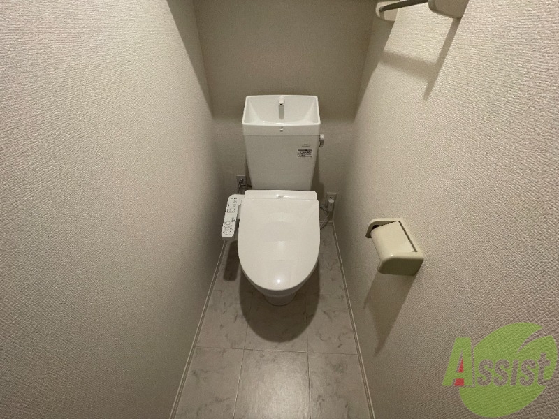 トイレ　温水洗浄便座付きのトイレとなっていて便利ですね。