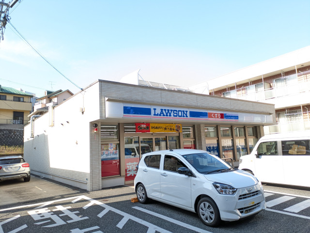 コンビニ　ローソン横須賀鷹取店（コンビニ）まで300m