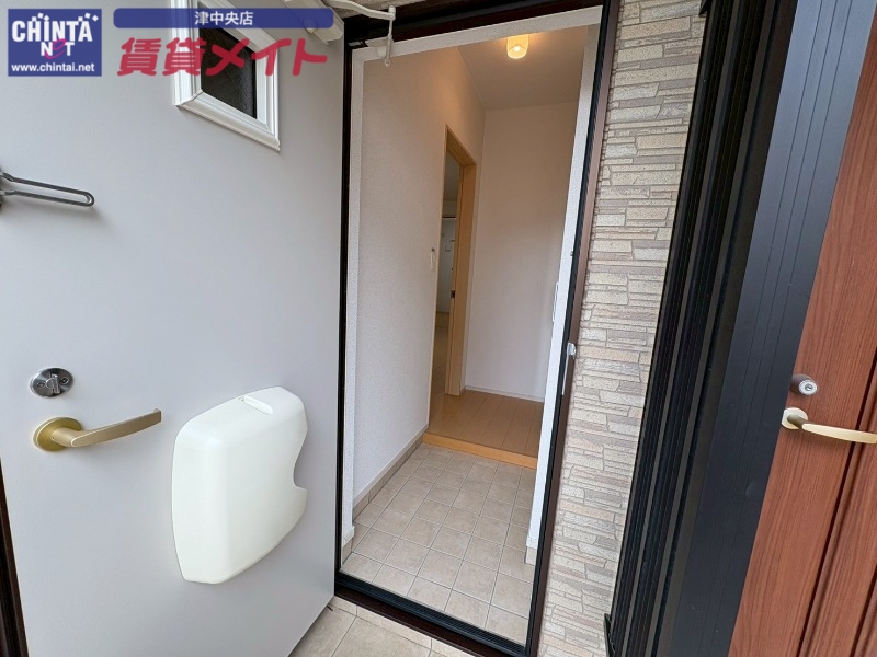 玄関　同物件別部屋写真