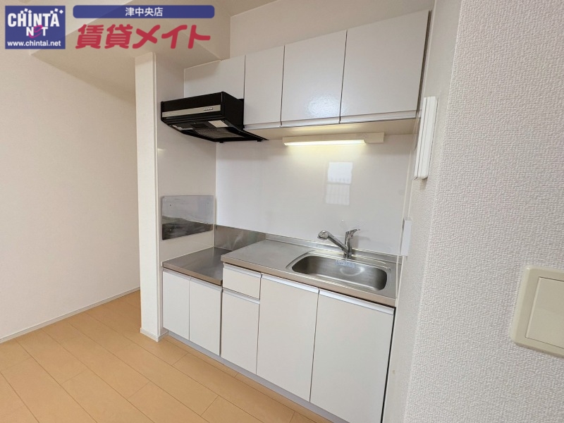 キッチン　同物件別部屋写真