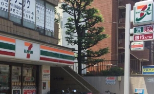 コンビニ　セブンイレブン文京千駄木3丁目店（コンビニ）まで398m