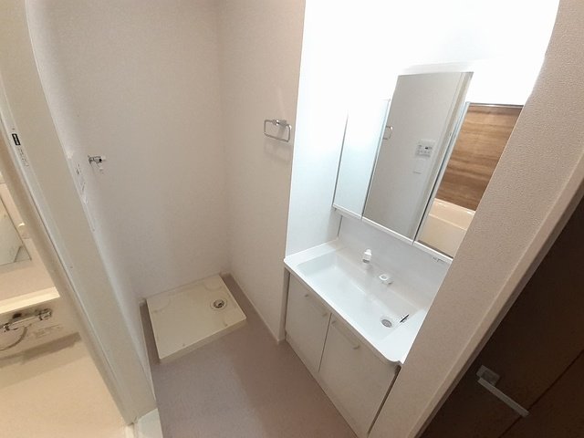洗面設備　明るい洗面所です