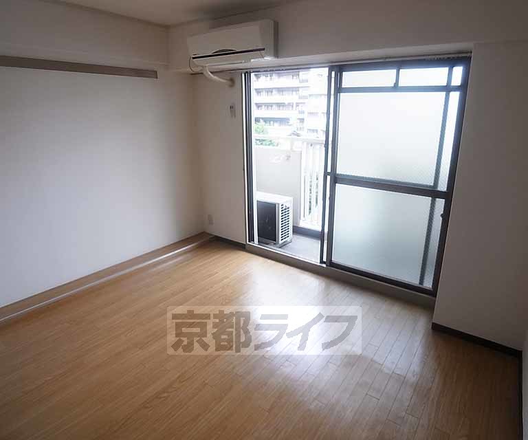 居室・リビング　改装されたお部屋です。