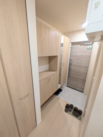 玄関　※同タイプ間取り、別号室の写真です。現況優先になります。