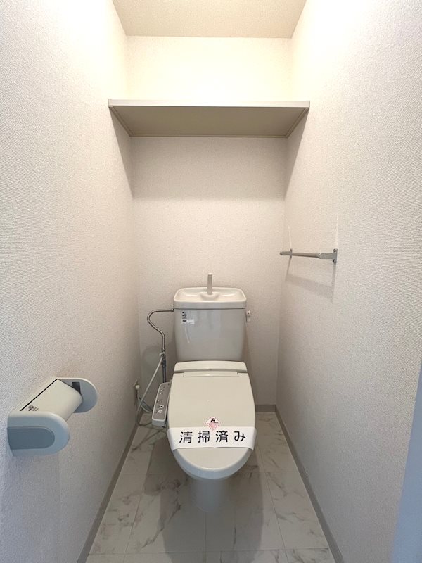 トイレ　収納付き！ウォシュレット付きなのも嬉しい。