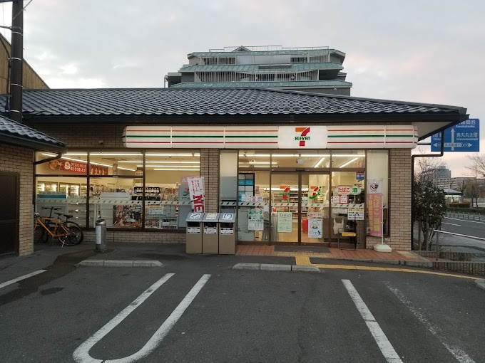 コンビニ　セブンイレブン京都神宮丸太町店（コンビニ）まで508m