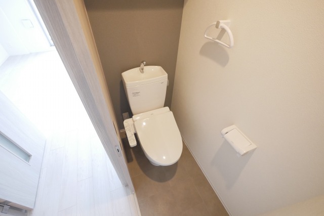 トイレ　落ち着いた色調のトイレです