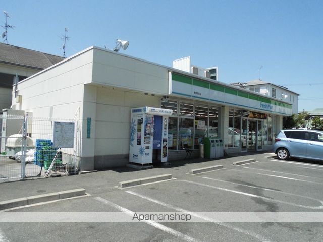 コンビニ　ファミリーマート（コンビニ）まで1079m