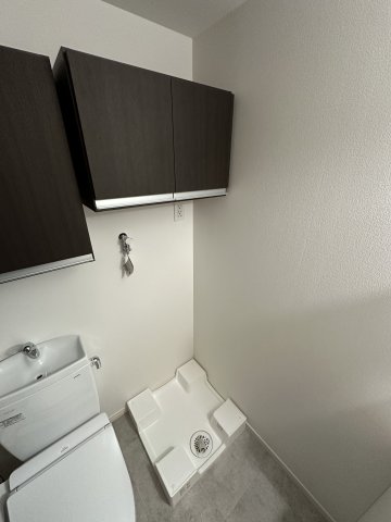 その他　室内洗濯機置場の上には棚があります！