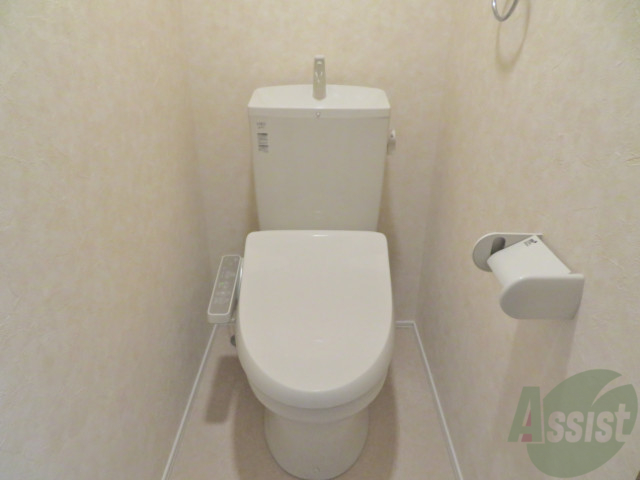 トイレ　嬉しいウォシュレット機能が付いたトイレです。