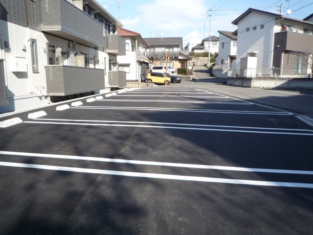 駐車場　駐車場があるので、車を買う予定の方も安心です