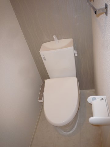 トイレ　落ち着いた色調のトイレです