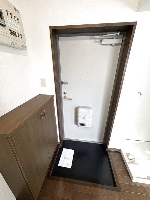 玄関　内見・ご案内出来ます。ご一報下さい。
