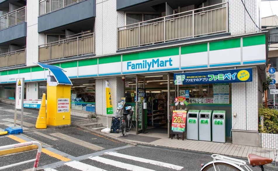 コンビニ　ファミリーマート牛込柳町駅前店（コンビニ）まで254m