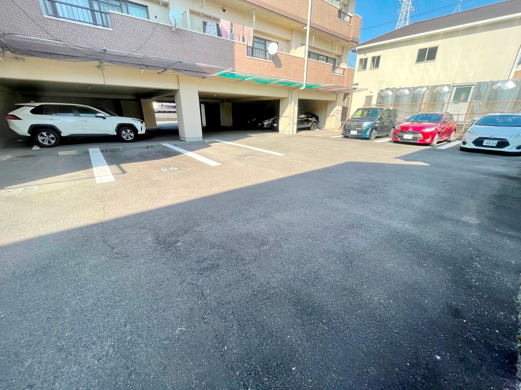駐車場　敷地内屋根付駐車場契約可能、複数台契約可能