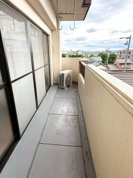 バルコニー　日当りの良い南面の広々バルコニー