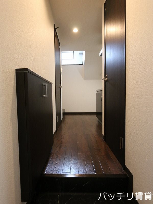 玄関　※同型タイプ写真の為現状優先。