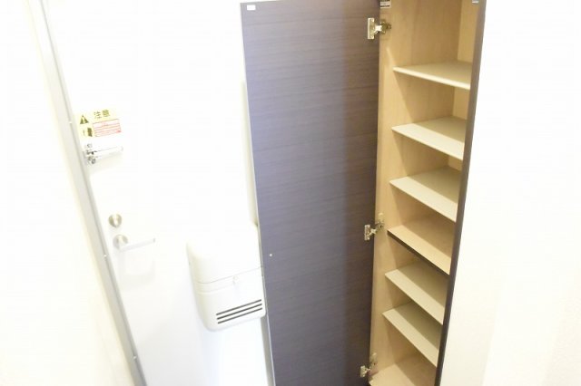 玄関　玄関にシューズボックスあり。