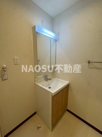 洗面設備　ゆったりとスペースのある洗面所