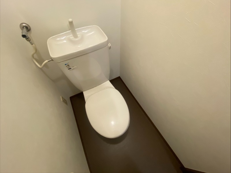 トイレ　広々お使いいただけるお手洗いになっています。