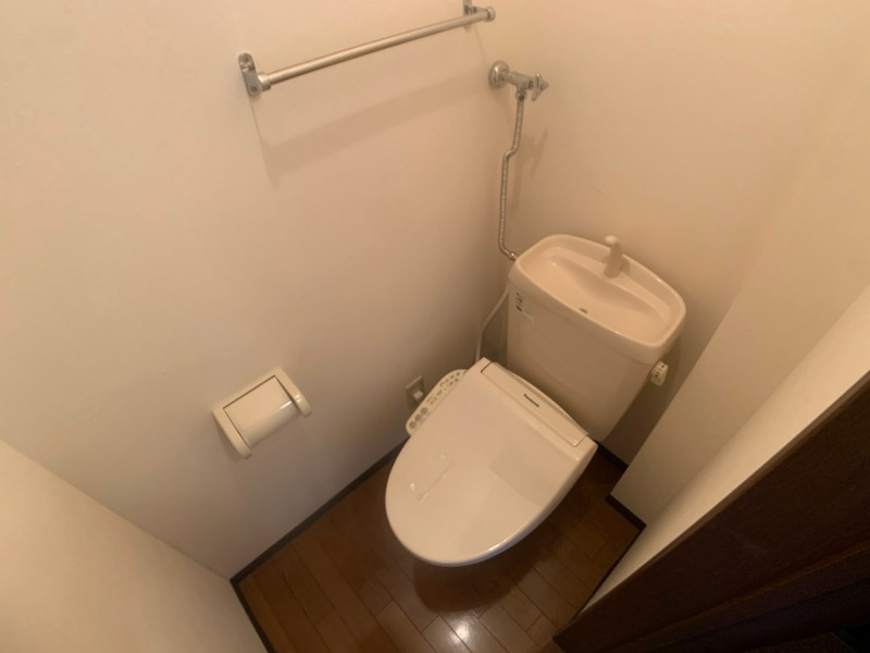 トイレ　ウォシュレット機能がついたトイレです。安心して使用できます。