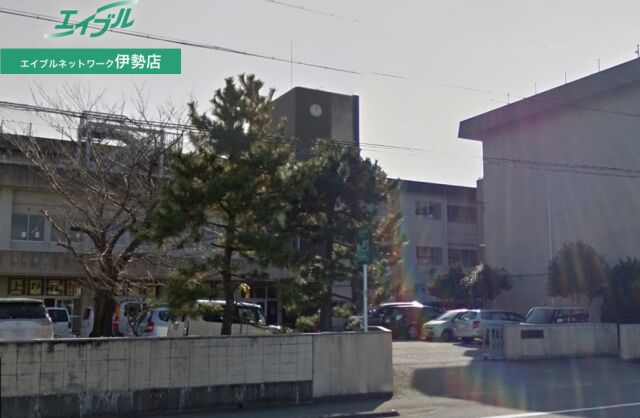 中学校　伊勢市立港中学校（中学校）まで967m