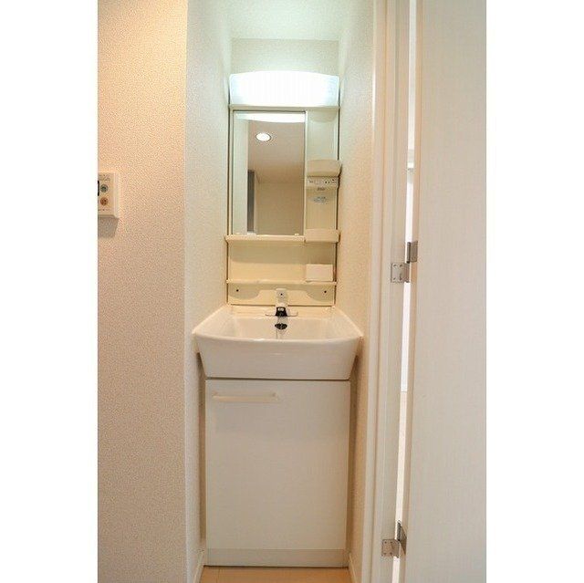 洗面設備　※同タイプの別のお部屋です。