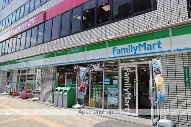 コンビニ　ファミリーマート（コンビニ）まで556m