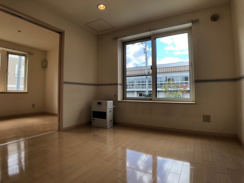 居室・リビング　日当たりが良くて心地よく過ごせそうなお部屋です。