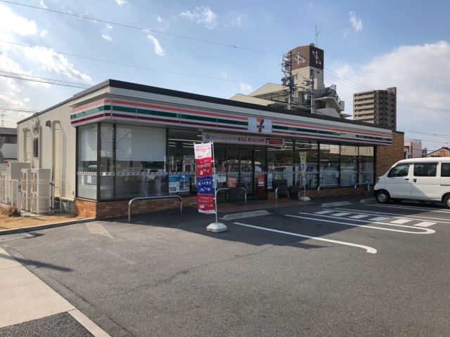 コンビニ　セブンイレブン（コンビニ）まで310m