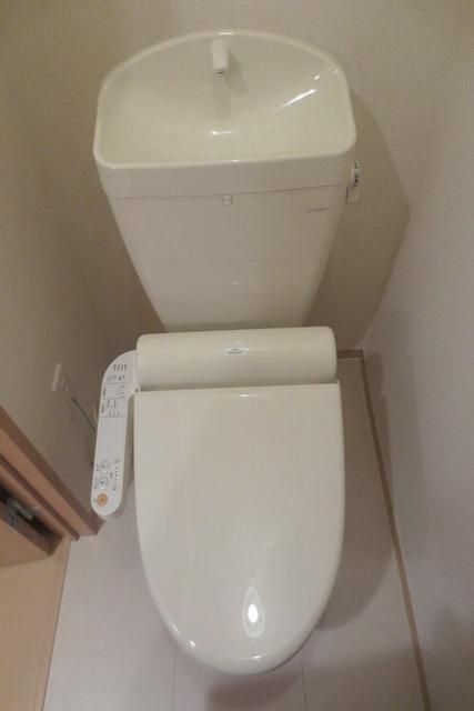 トイレ　ウォシュレッと付き。