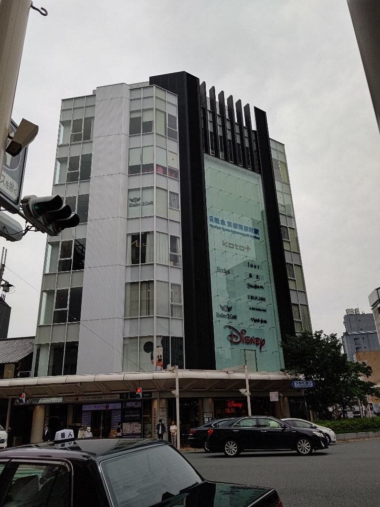 ショッピングセンター　コトクロス阪急河原町（ショッピングセンター）まで215m