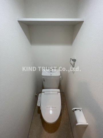 トイレ　落ち着いた色調のトイレです