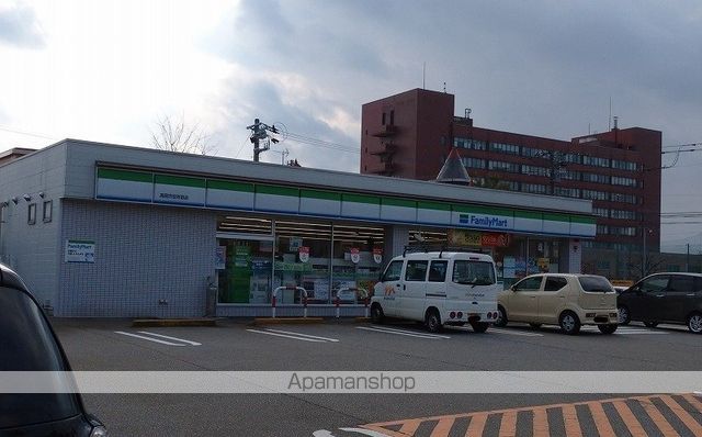 コンビニ　ファミリーマート（コンビニ）まで927m