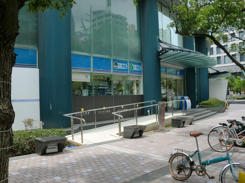 コンビニ　ローソン江戸堀一丁目店（コンビニ）まで195m