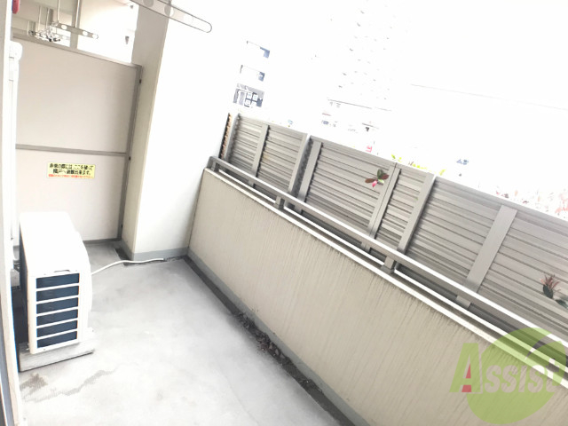 バルコニー　幅があり広めの印象でした。のびのびと作業が出来そうです。