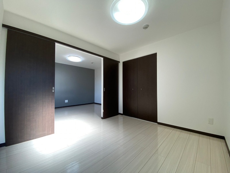 その他部屋・スペース　寝室を別角度から撮りました。どう家具を配置しますか？
