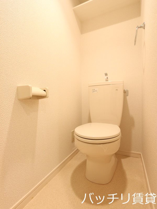 トイレ　画像は別号室タイプの為、現状を優先致します。